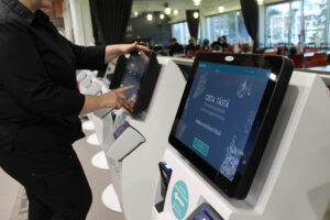 Lounasravintolan itsepalvelukassa