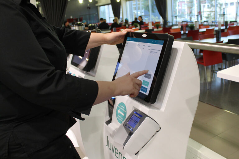 Juvenes itsepalvelukassa